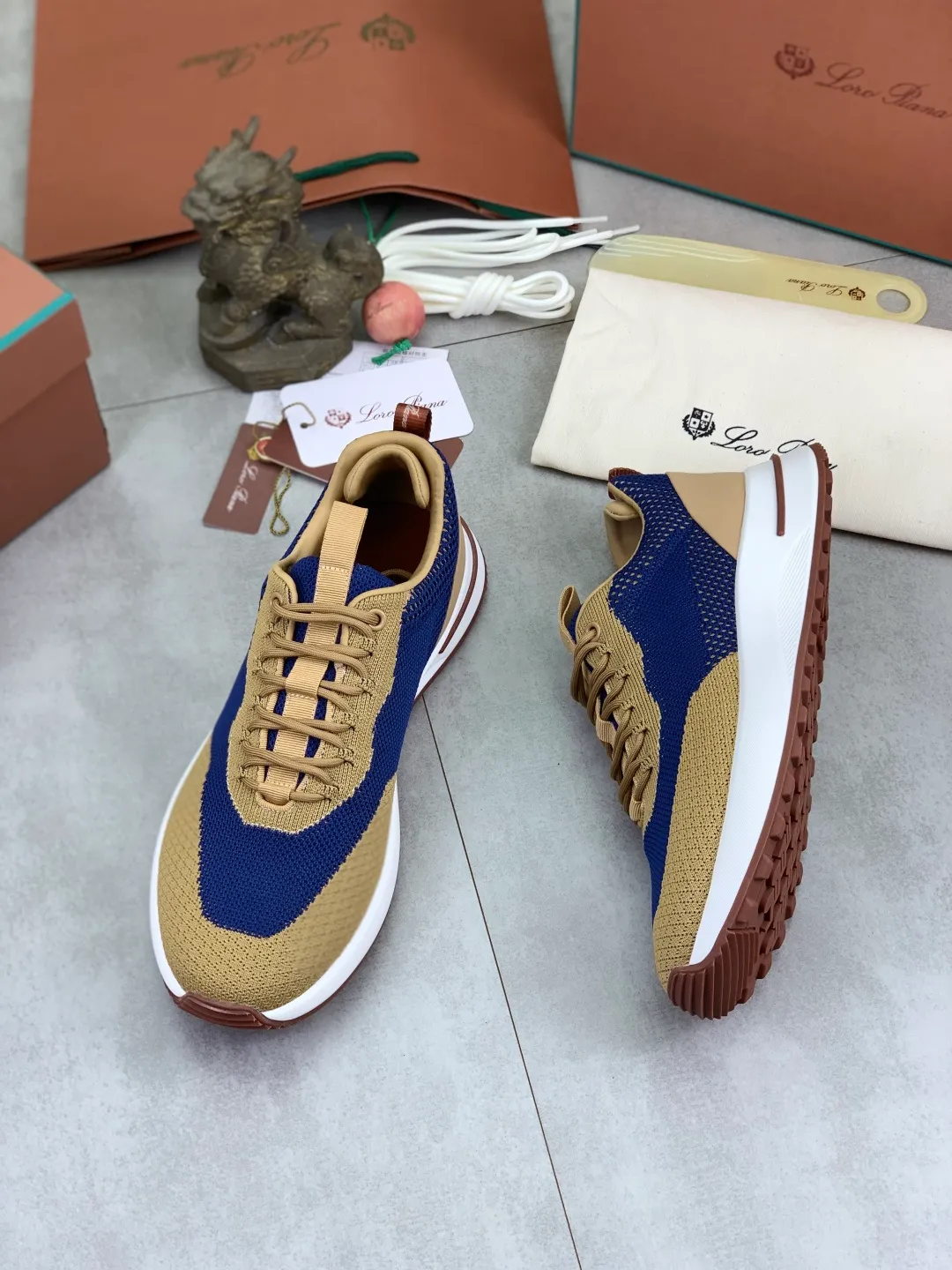 Men's men's shoes 💰P542 New style 💰High quality The latest casual shoes Loro Piana 💯Top grade💯Buy the original copy💯 Founded the existing Loro Piana company on April 24, 1924. The family has been operating for the sixth generation, providing top quality products to customers who are discerning in taste and quality. Imported original fly woven fabrics with cowhide fabric, plain calfskin lining, hand-stitched threads with cowhide feet, original packaging, high-end outsole, size: 38-46, multiple colors available, complete package